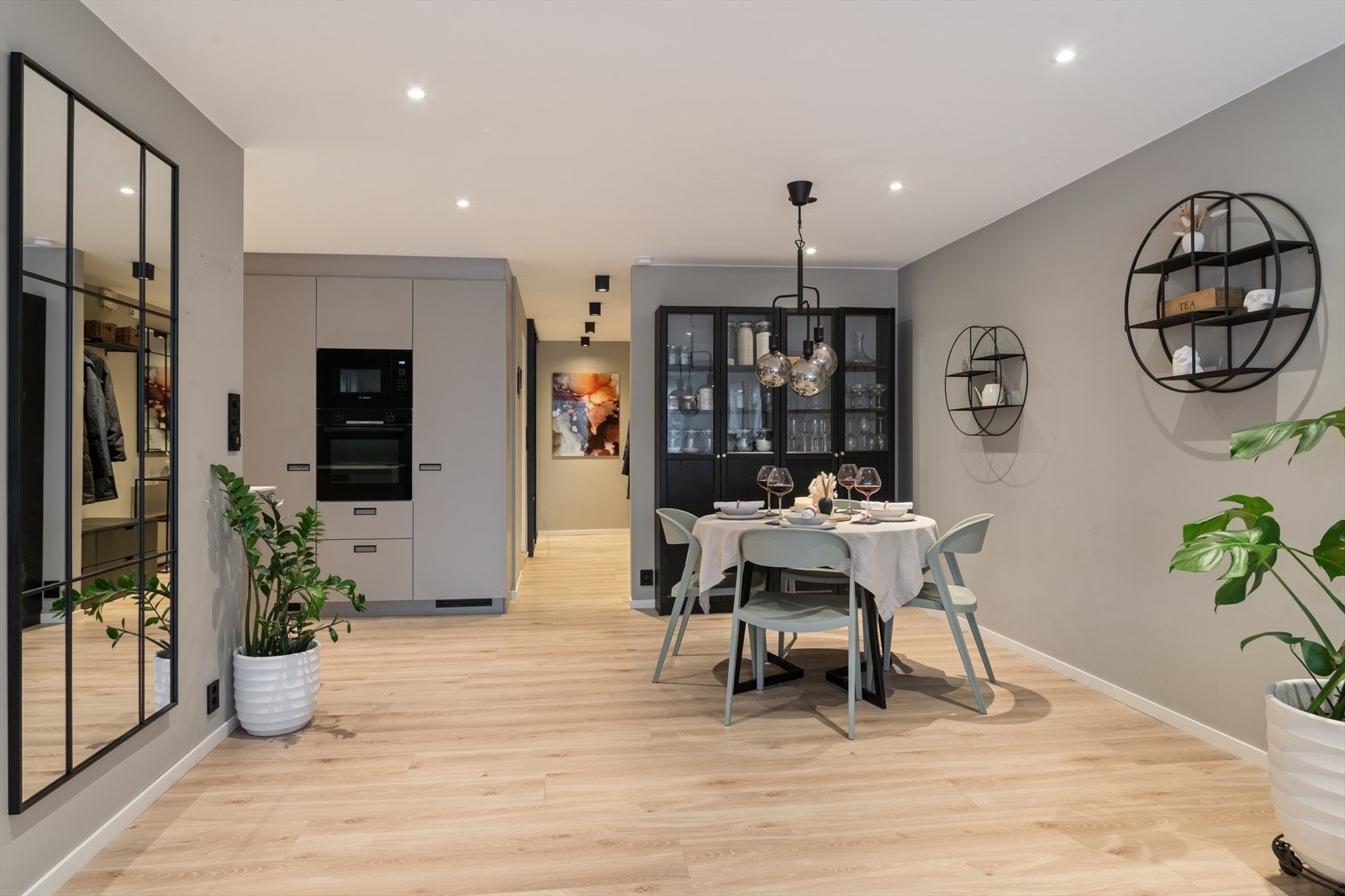 Spisegruppen er praktisk plassert ved kjøkkenet, perfekt for hyggelige måltider og sosialt samvær. Galleribilde