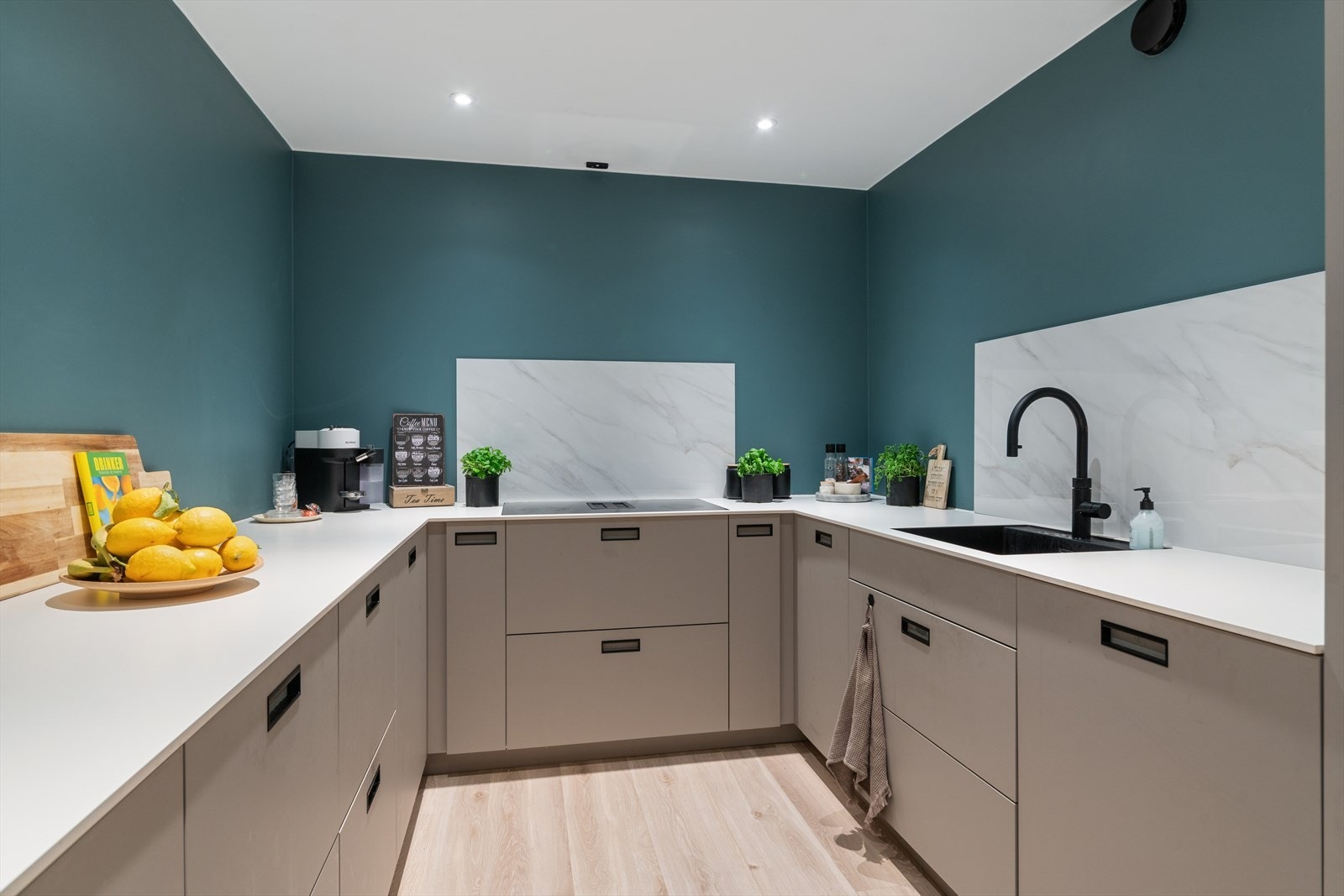 Downlights i himlingen sørger for jevn og god belysning i rommet. Galleribilde