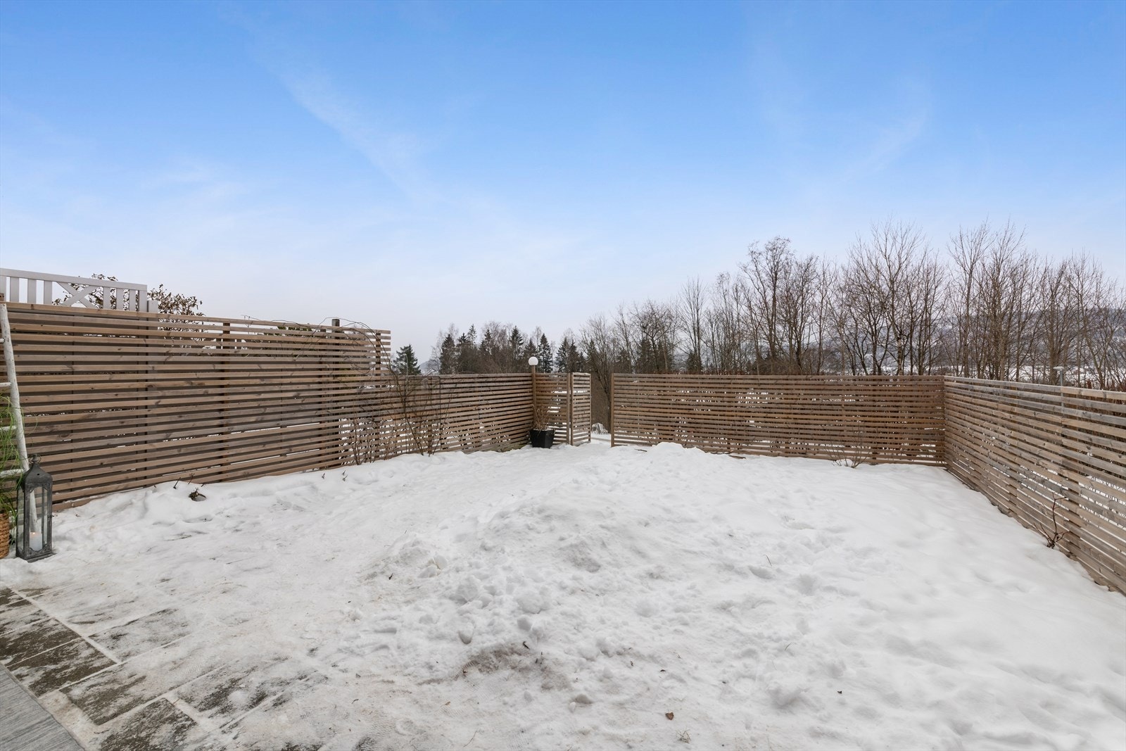 Fra stuen er det utgang til skjermet terrasse og hageflekk (juridisk fellesareal). Galleribilde