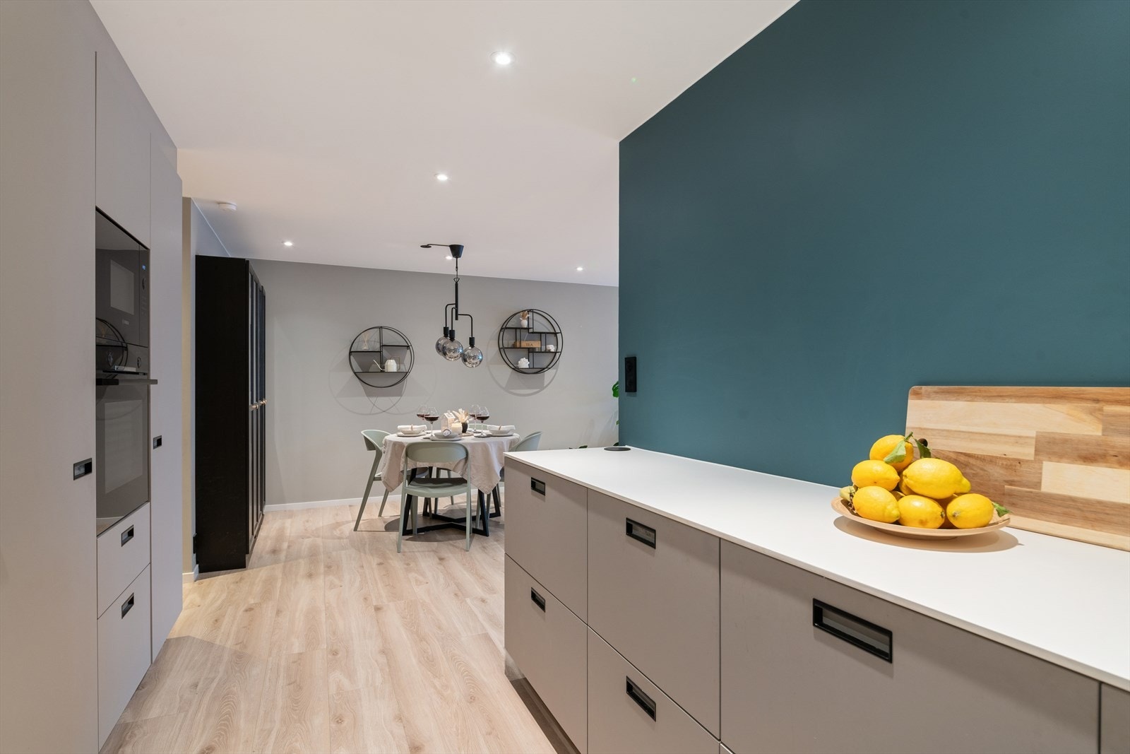 Kjøkkenet og spisegruppen ligger praktisk plassert i nærhet av hverandre, noe som skaper en fin flyt mellom matlaging og sosialt samvær. Galleribilde