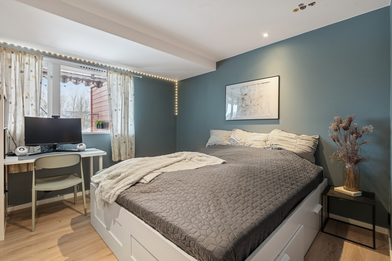 Soverommet har god plass til seng og tilhørende møbler. Galleribilde