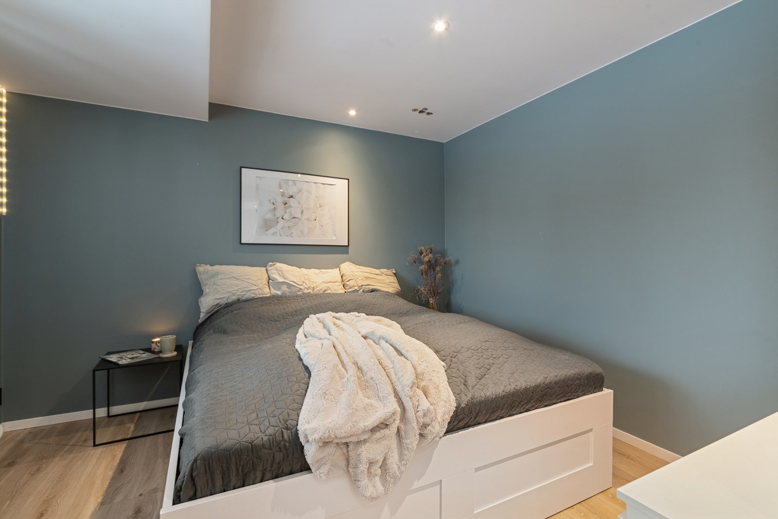 Dette rommet har også downlights i himlingen som gir god belysning, samt laminat på gulvet for et moderne og helhetlig uttrykk. Galleribilde