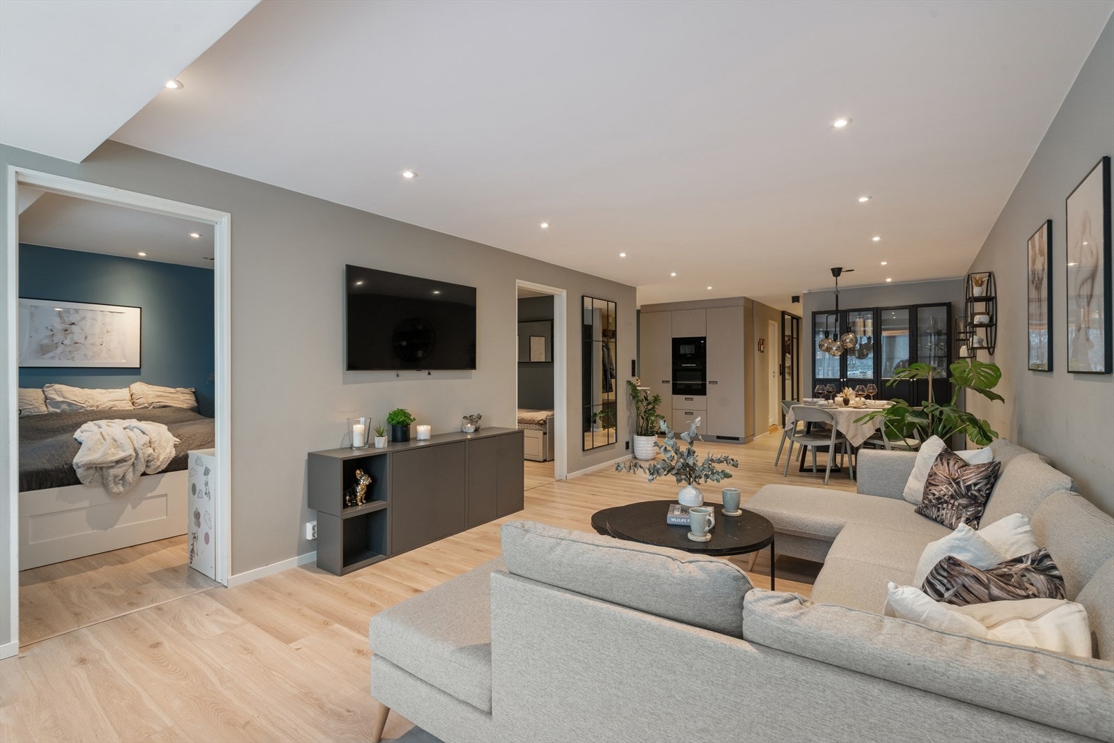 Stuen er utstyrt med downlights i himlingen som gir behagelig belysning, og har laminat på gulvet for et moderne og helhetlig uttrykk. Fra stuen er det direkte adkomst til begge soverommene. Galleribilde