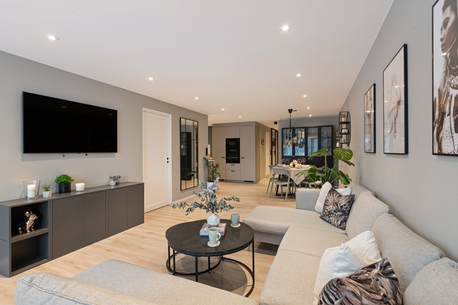 Her får du god plass til å invitere familie og venner til et hyggelig selskap. Galleribilde