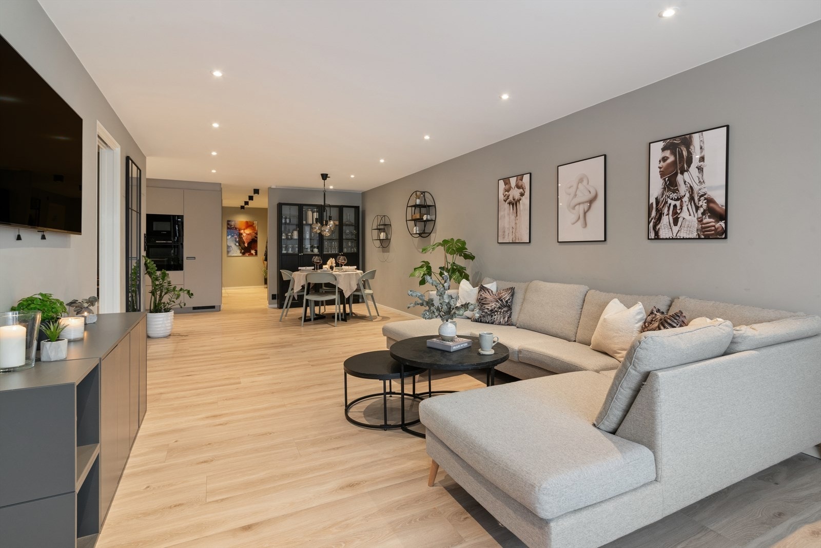 Den åpne stueløsningen gir god plass til både spisebord og en komfortabel sofagruppe. Galleribilde