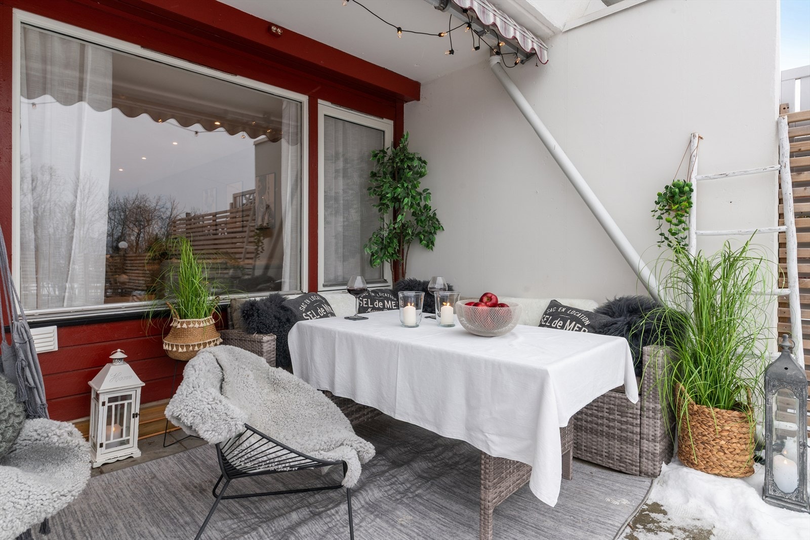 Fra stuen er det adkomst til en delvis overbygget terrasse, perfekt for solrike dager. Galleribilde