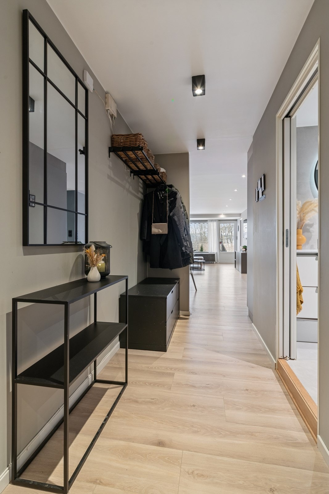 Entréen ønsker deg velkommen inn med god plass til å henge av yttertøy og sette fra seg fottøy. Galleribilde