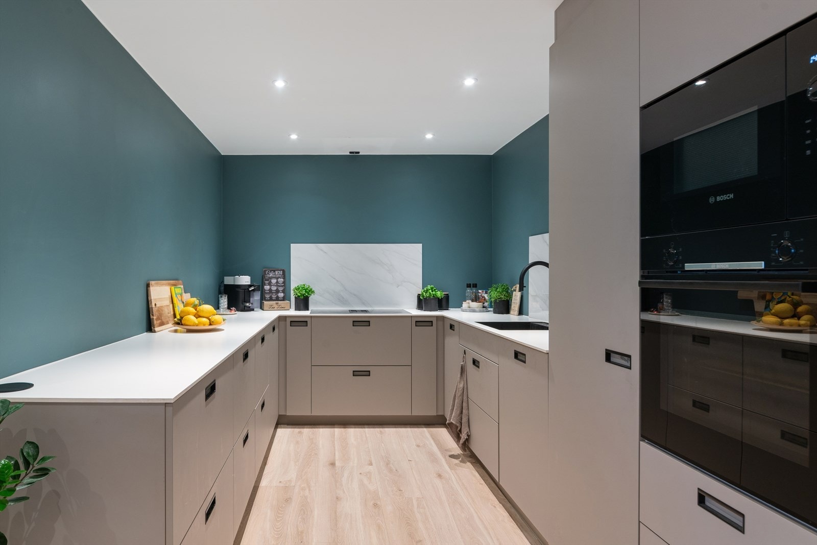 Innredningen har godt med skap- og benkeplass. Galleribilde