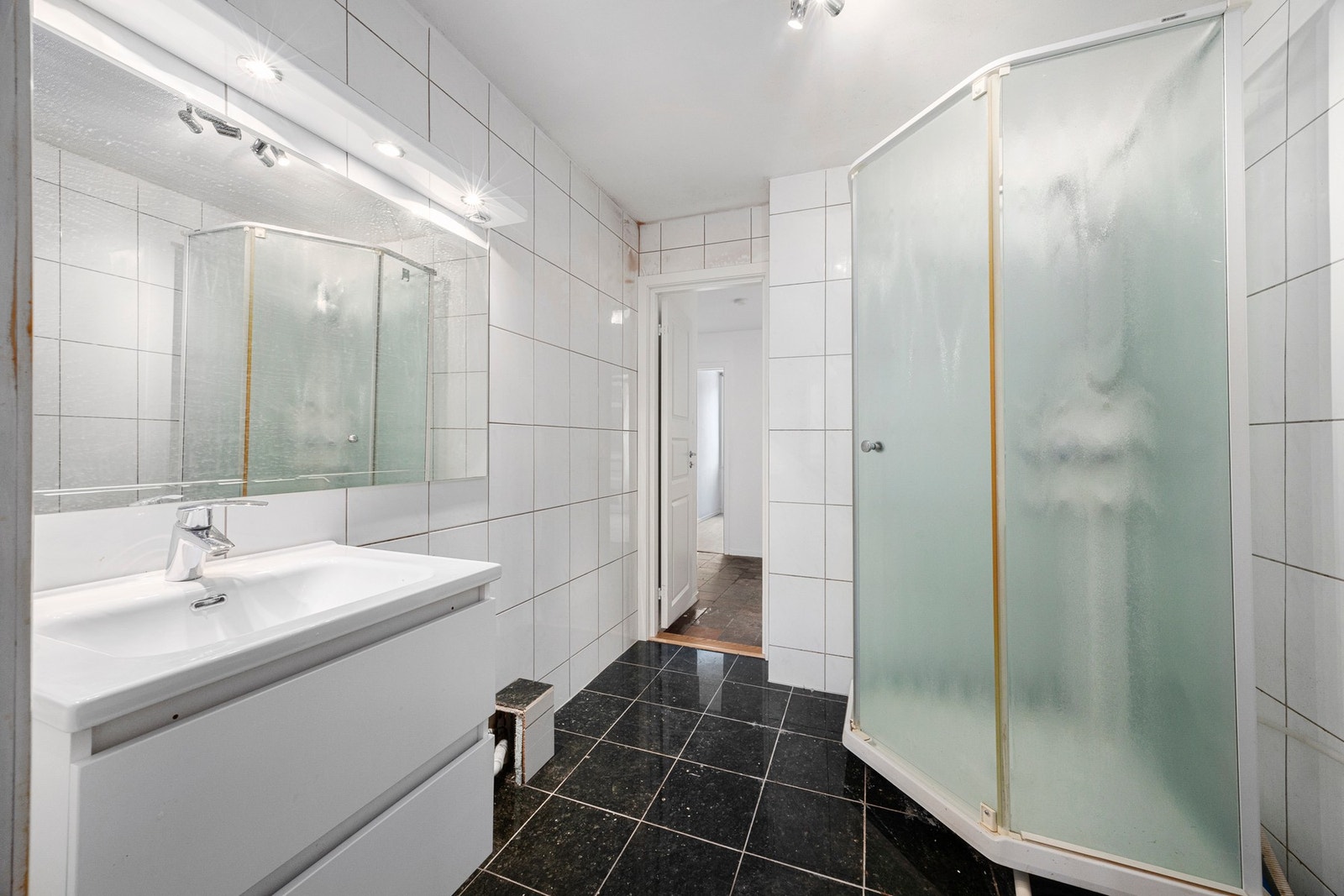 Baderommet er utstyrt med alt man trenger for en praktisk enkel hverdag. Galleribilde