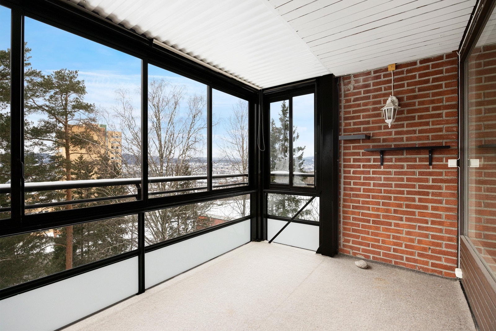 Den innglassete balkongen på ca. 10 kvm. vender mot syd og vest og fungerer fint som et ekstra rom store deler av året. Galleribilde