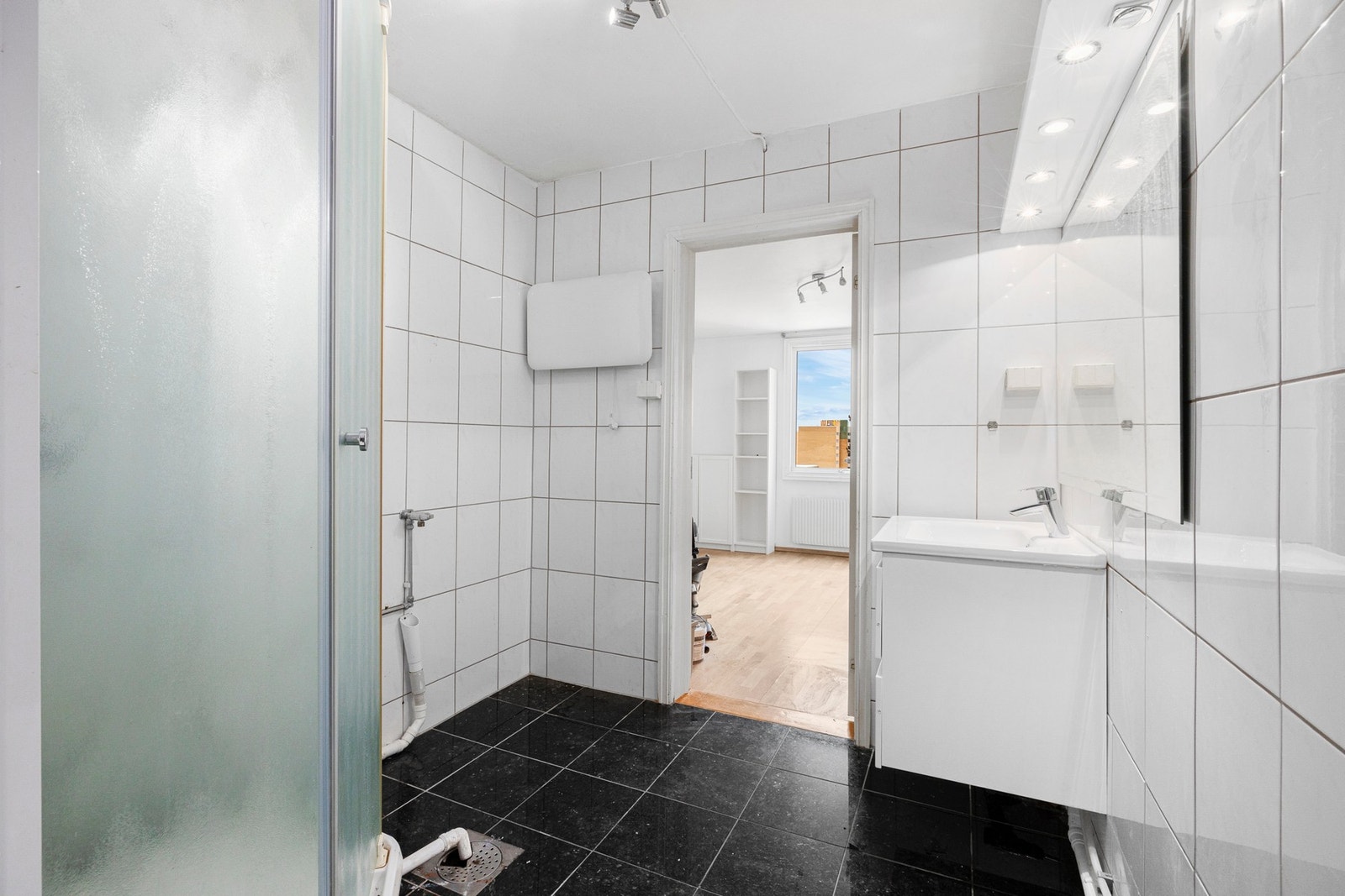 Boligen har bad og separat toalettrom. Galleribilde