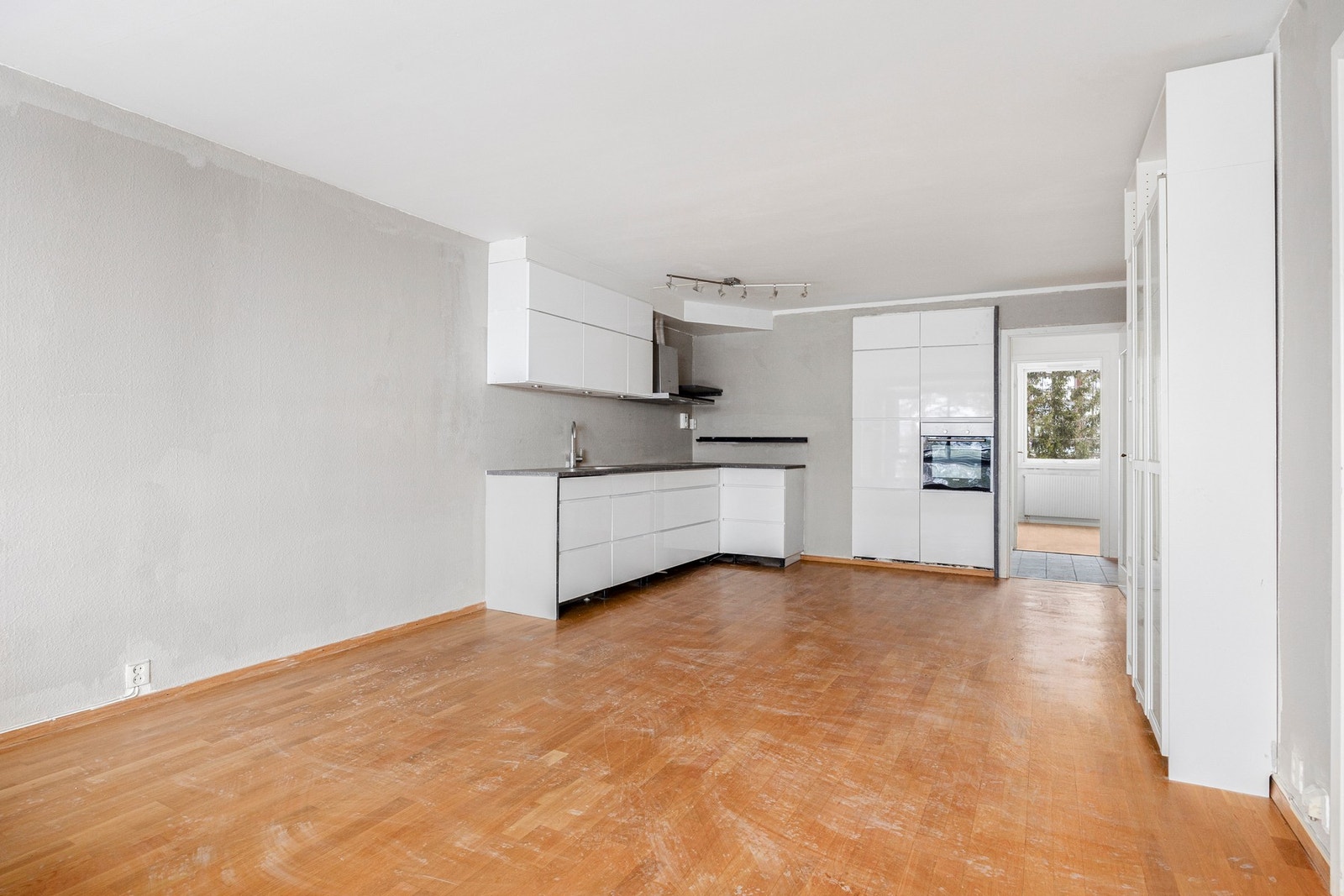 Kjøkkenet er nylig flyttet til stuen, slik at det nå er fire soverom i boligen. Galleribilde