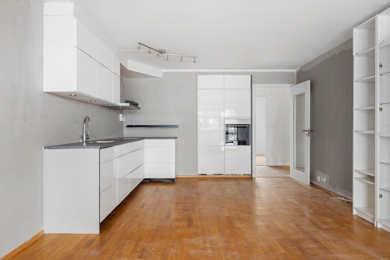 Kjøkkenet har god arbeidsplass og rikelig med oppbevaring. Galleribilde