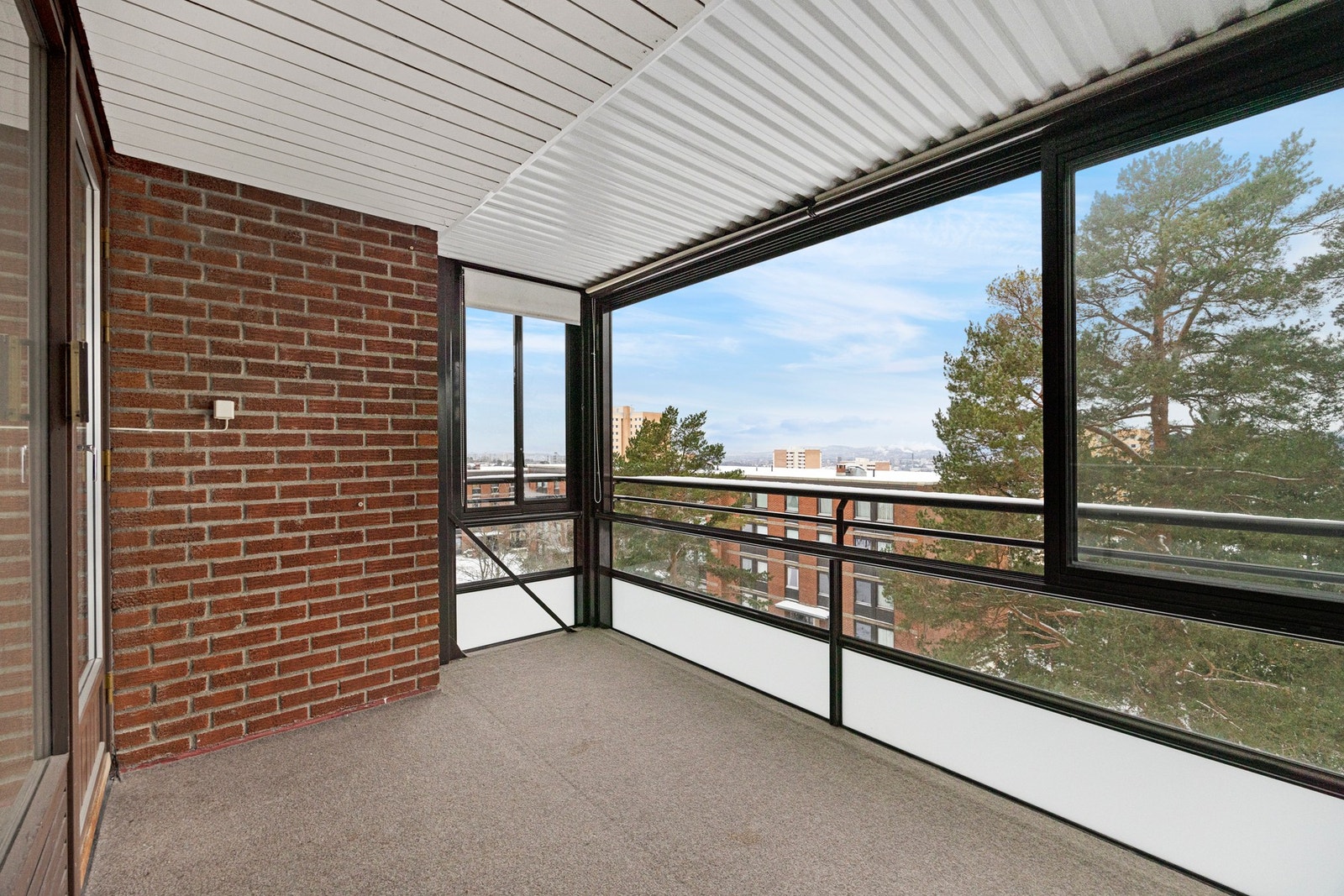 Utenfor stuen er det en romslig, innglasset balkong. Galleribilde