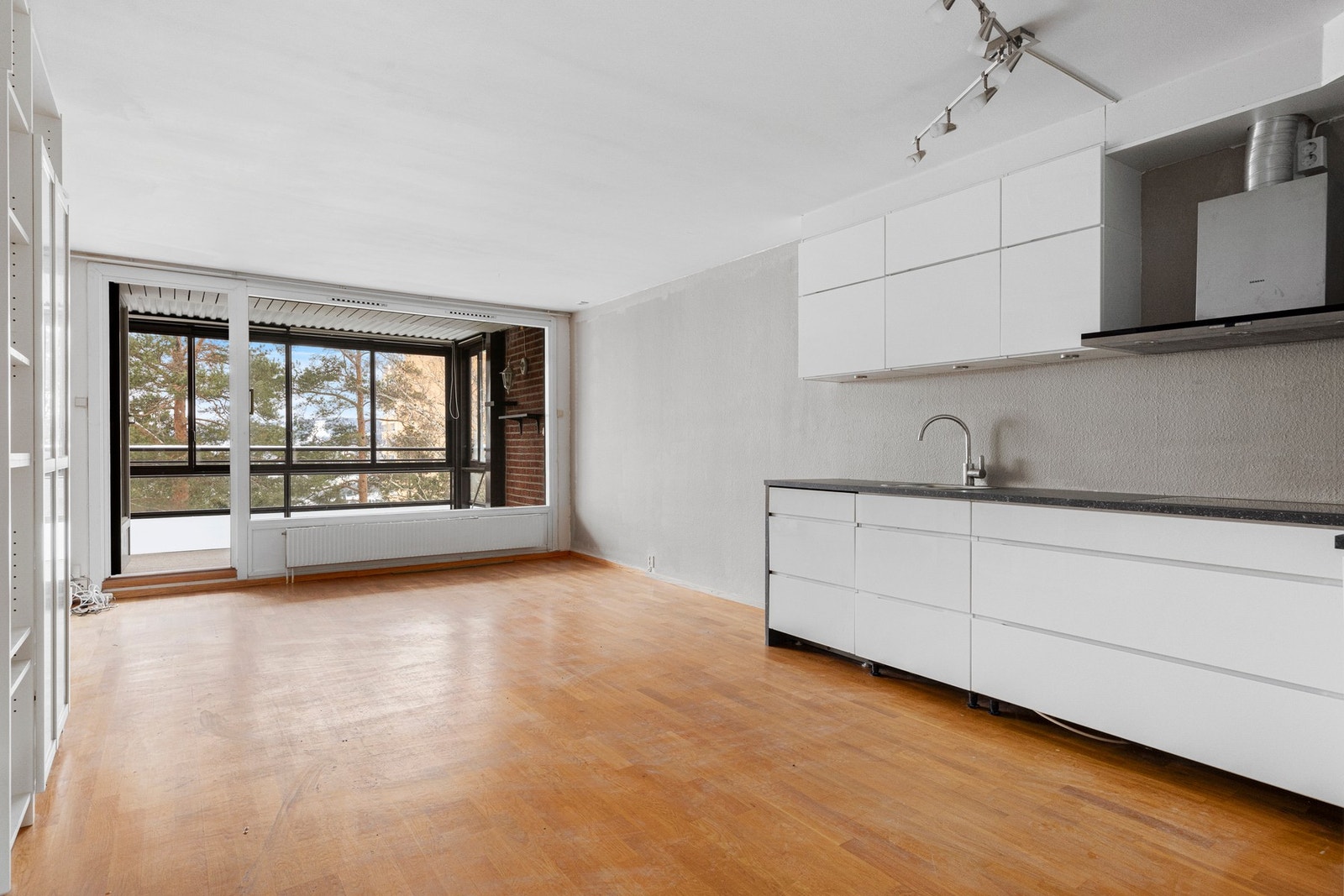 Den sosiale delen av boligen består av en romslig stue med åpen kjøkkenløsning. Galleribilde