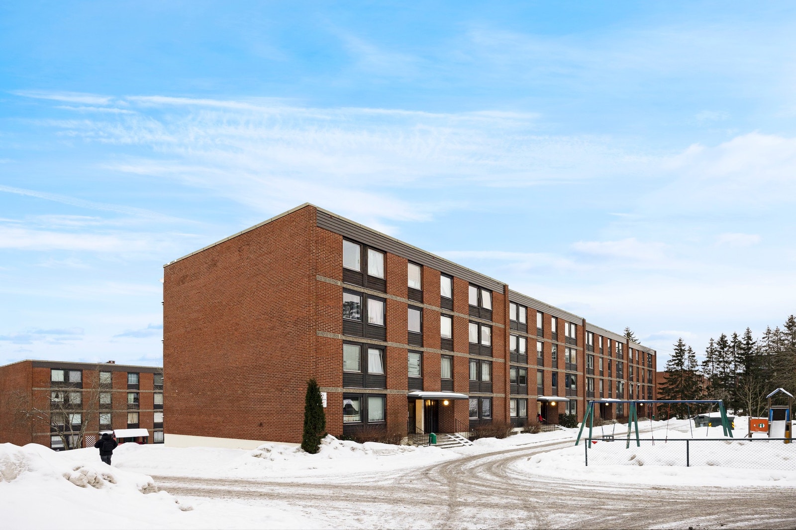 Det er store, åpne arealer mellom bygningene. Galleribilde