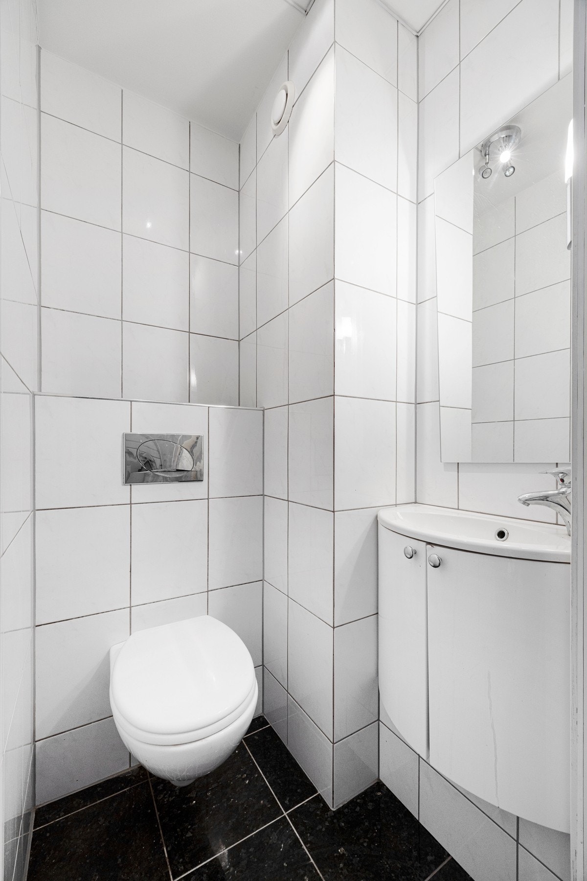 Et separat toalettrom gjør det enkelt å skille mellom gjesters toalettbesøk og privatliv med tøyvask mm. Galleribilde