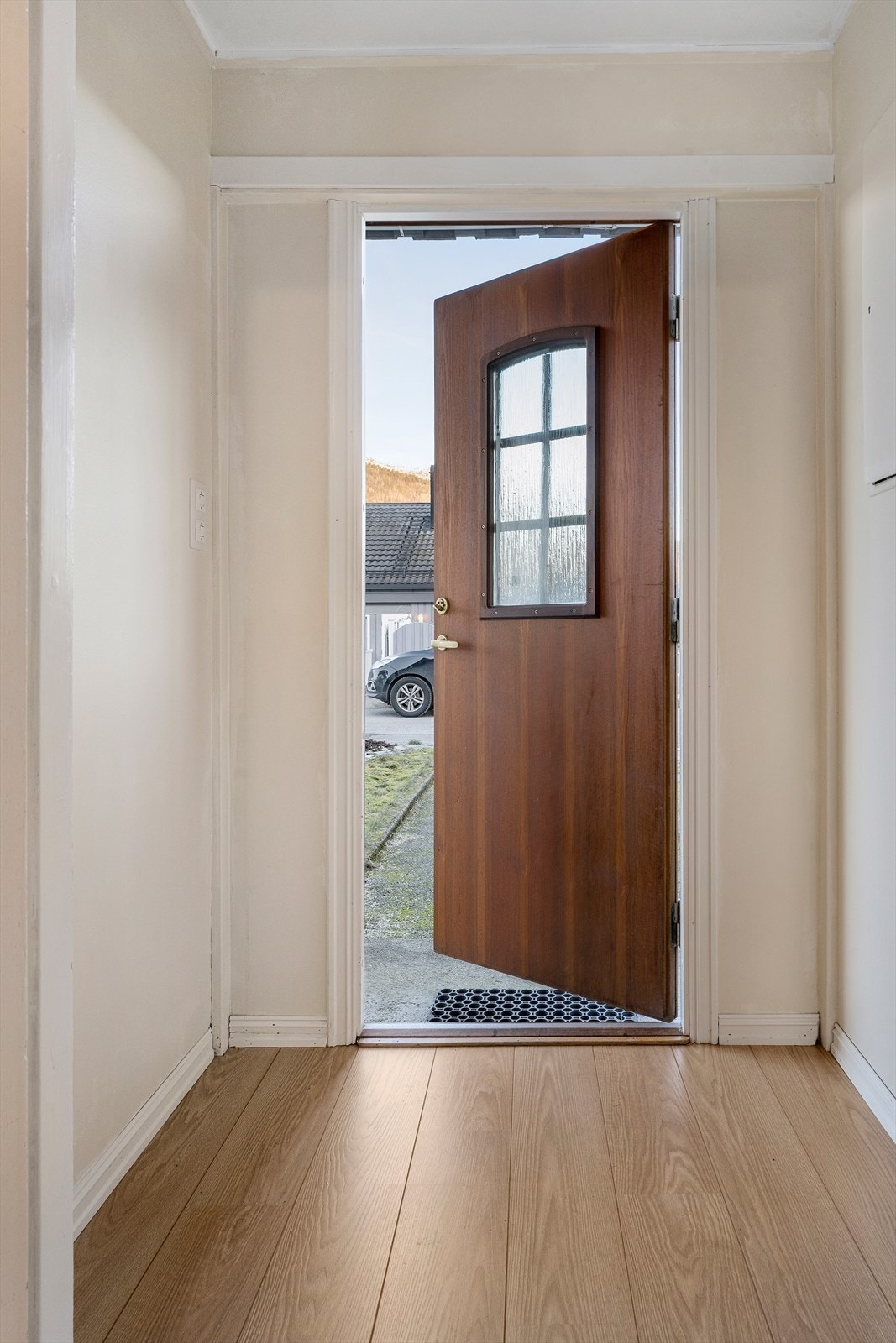 Bustaden har romsleg entrè/hall. Galleribilde