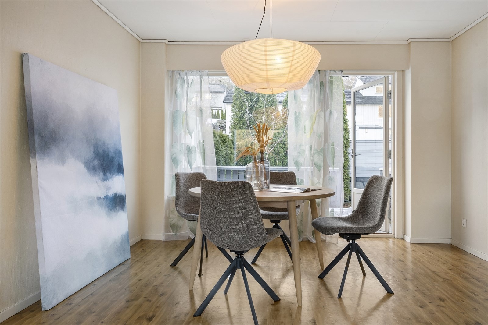 I bakkant ledar glasdør ut til uteområde. Galleribilde