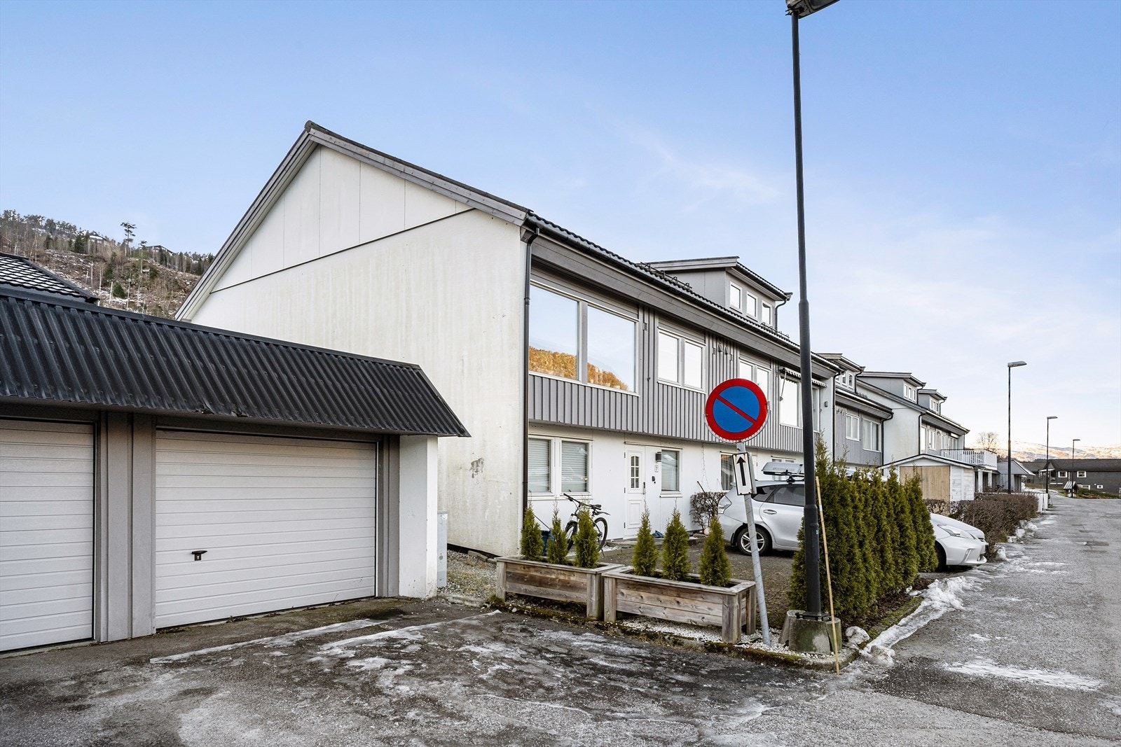 Kort gangavstand frå eigen garasje. Galleribilde