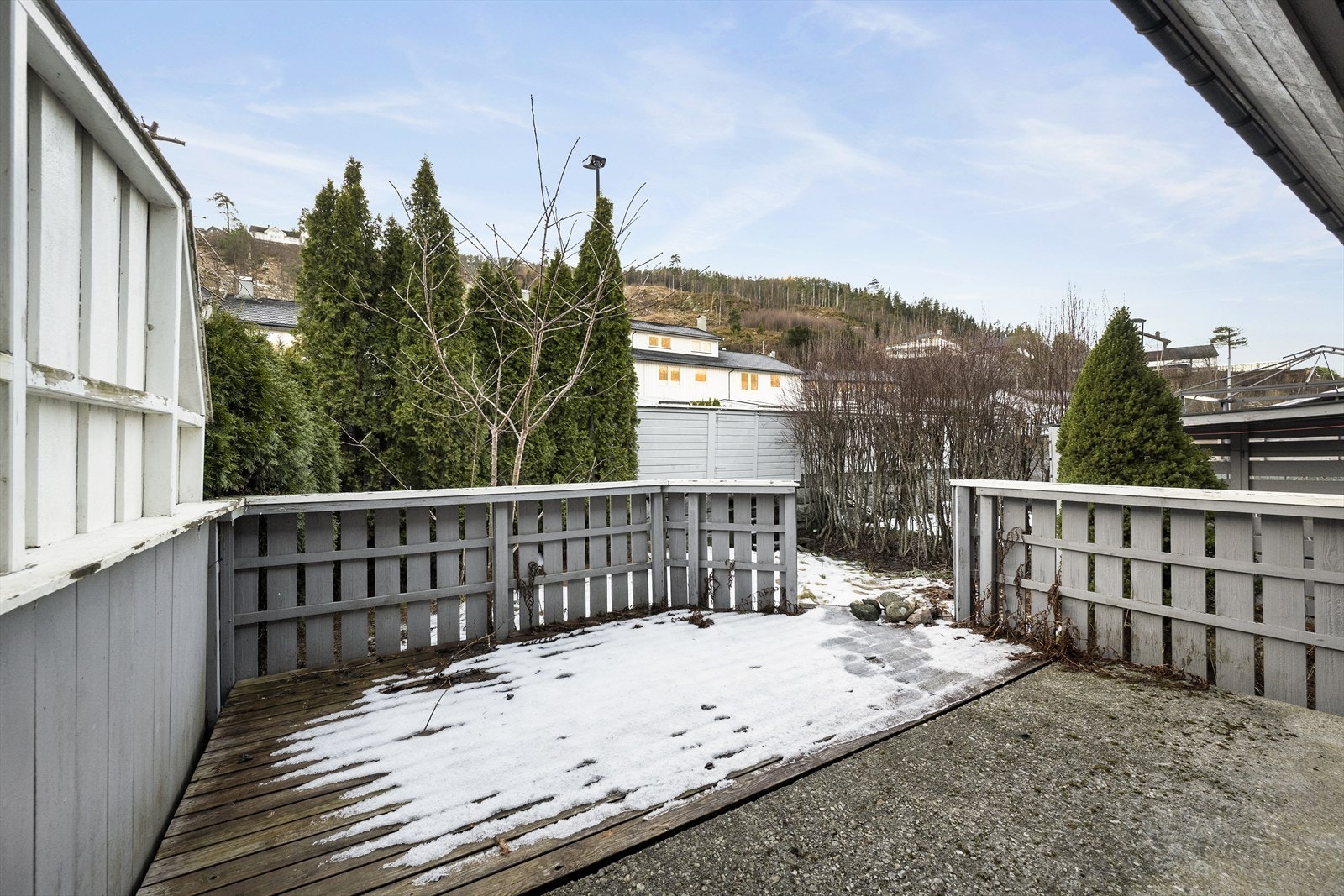 Her er det terrasse og hageområde i kring terrassen, med tilkomst frå oppsida. Galleribilde