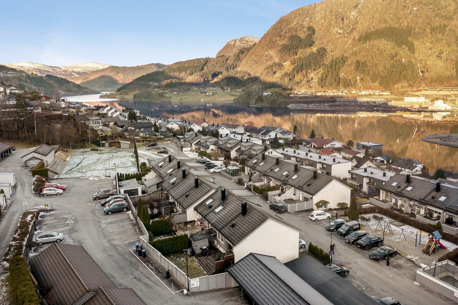 Frå bustaden er det kort veg til både naturen og sentrumstilbod. Galleribilde