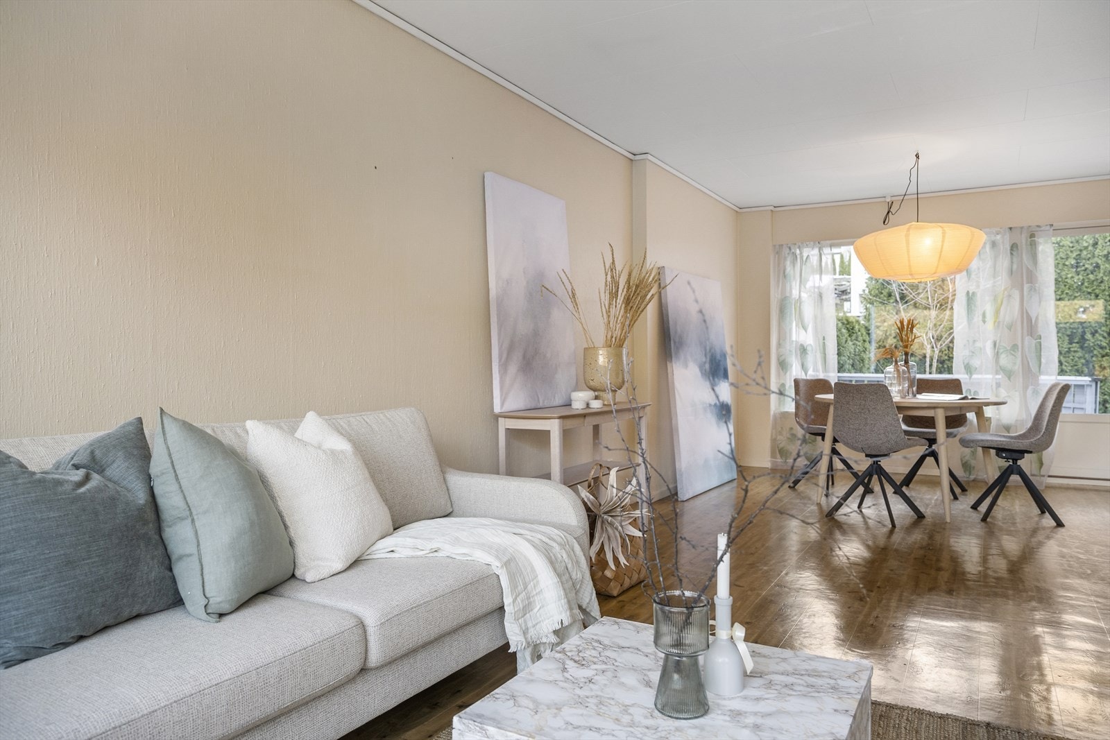 Stova har naturlige sonar for både sitte- og spisegruppe. Galleribilde