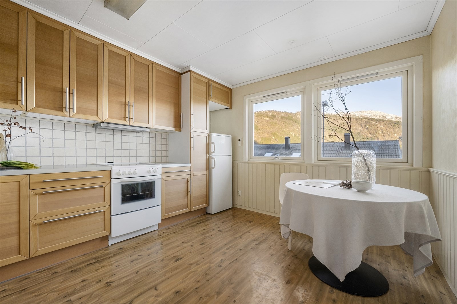 Fin plass til spisegruppe ved vindauge. Galleribilde