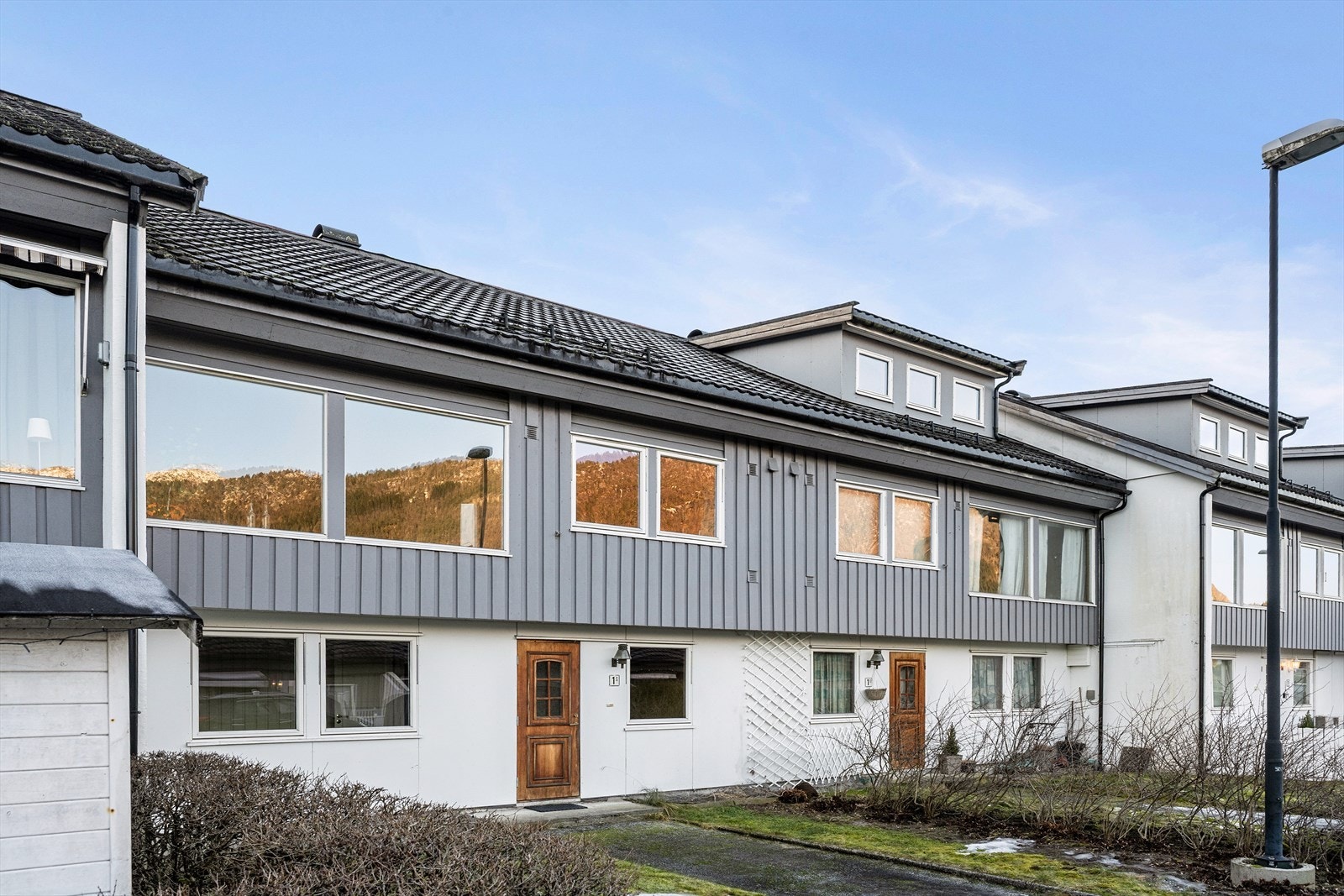 Bustaden har flatt og lettsteld uteområde ved inngangspartiet. Galleribilde