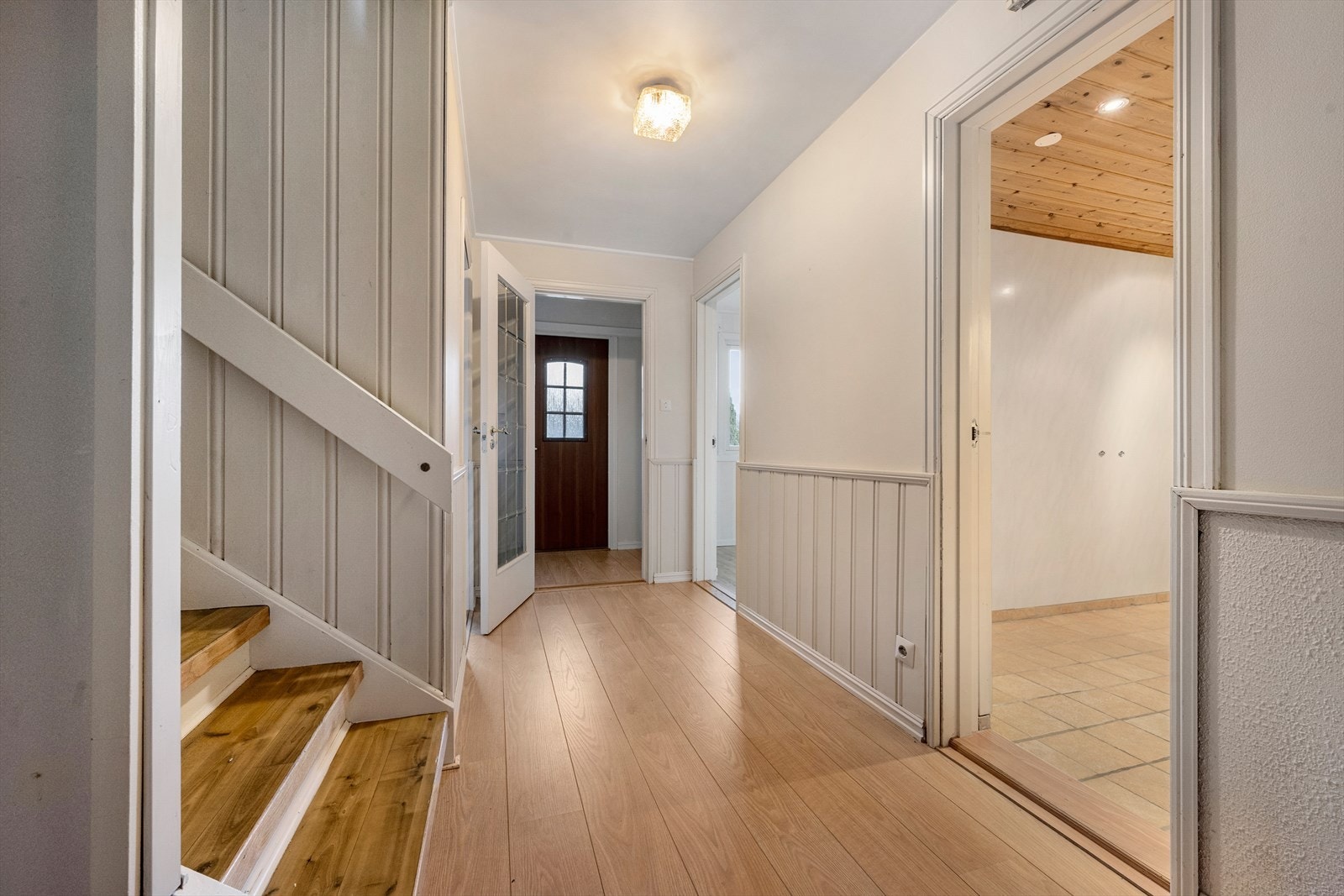 I 1.etasje er det to soverom, bad, vaskerom og bodareal. Det er montert varmepumpe i trappeløpet. Galleribilde