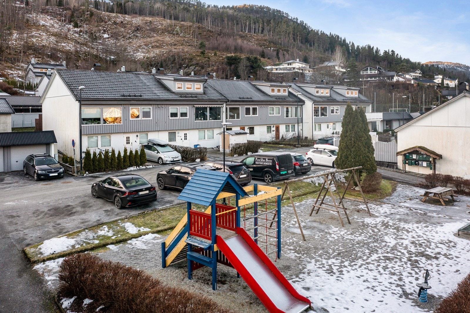 Burettslaget har fine fellesområder med leikeplassar og ballbane. Galleribilde