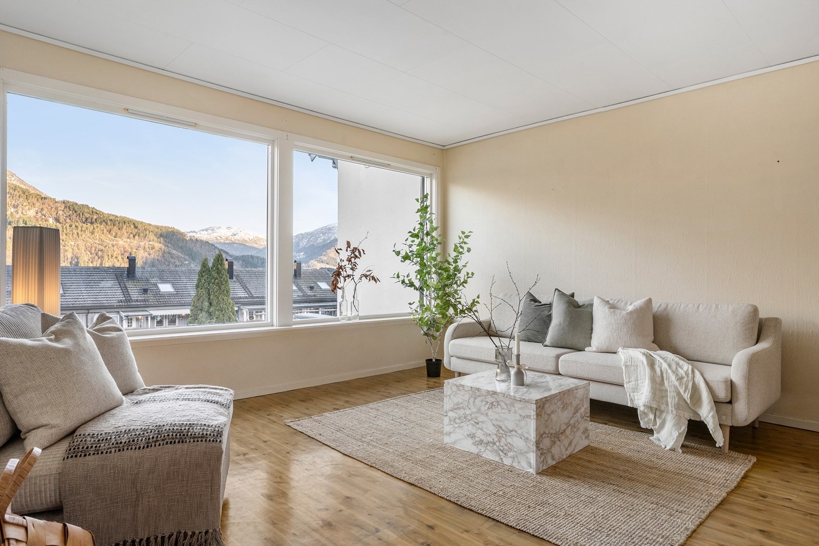 Stova er gjennomgåande med store vindauge i begge endane. Galleribilde