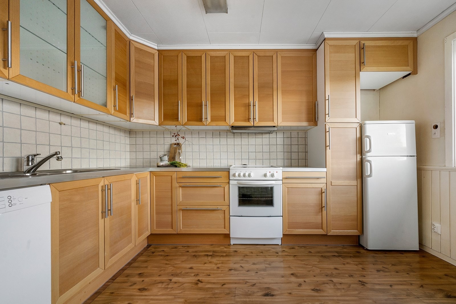 Her er det god skåpplass og stor benkeflate. Galleribilde