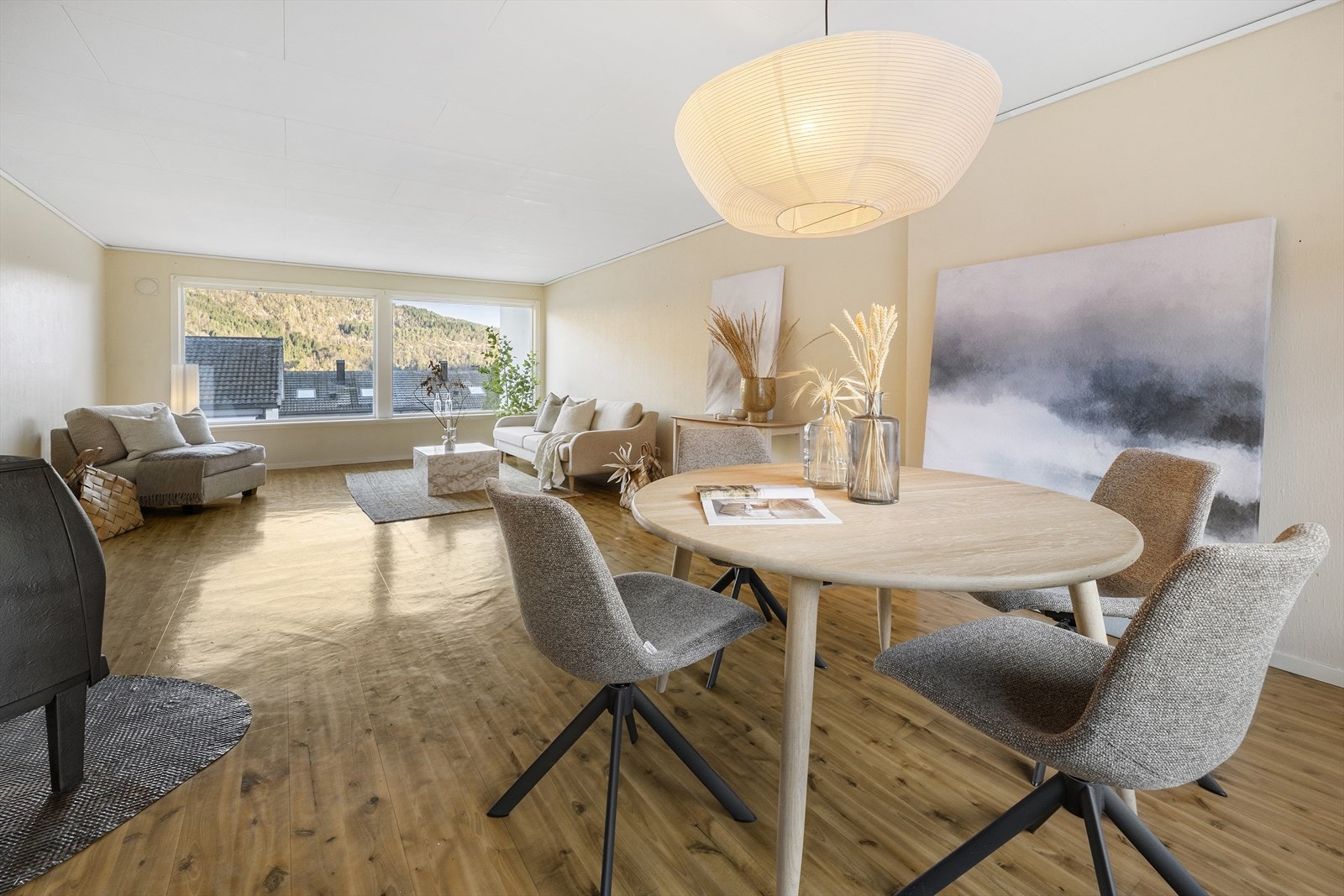 Det er montert eldre vedomn i stova. Galleribilde