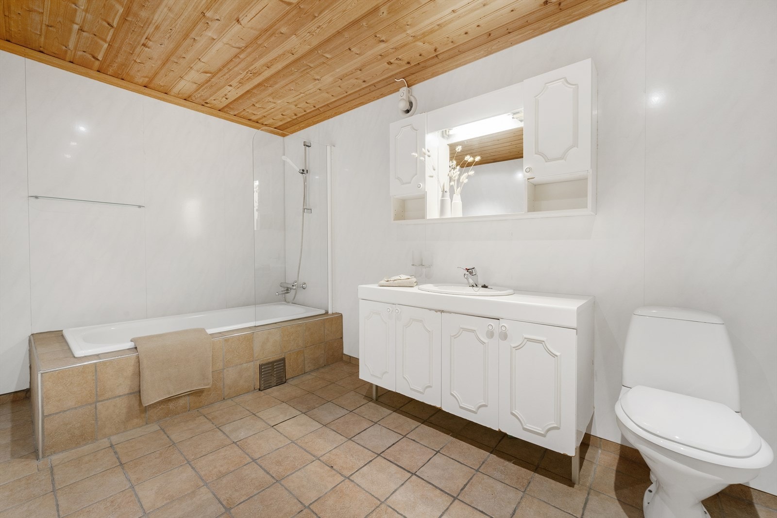 Badet er svært romsleg og har behov for modernisering. Galleribilde