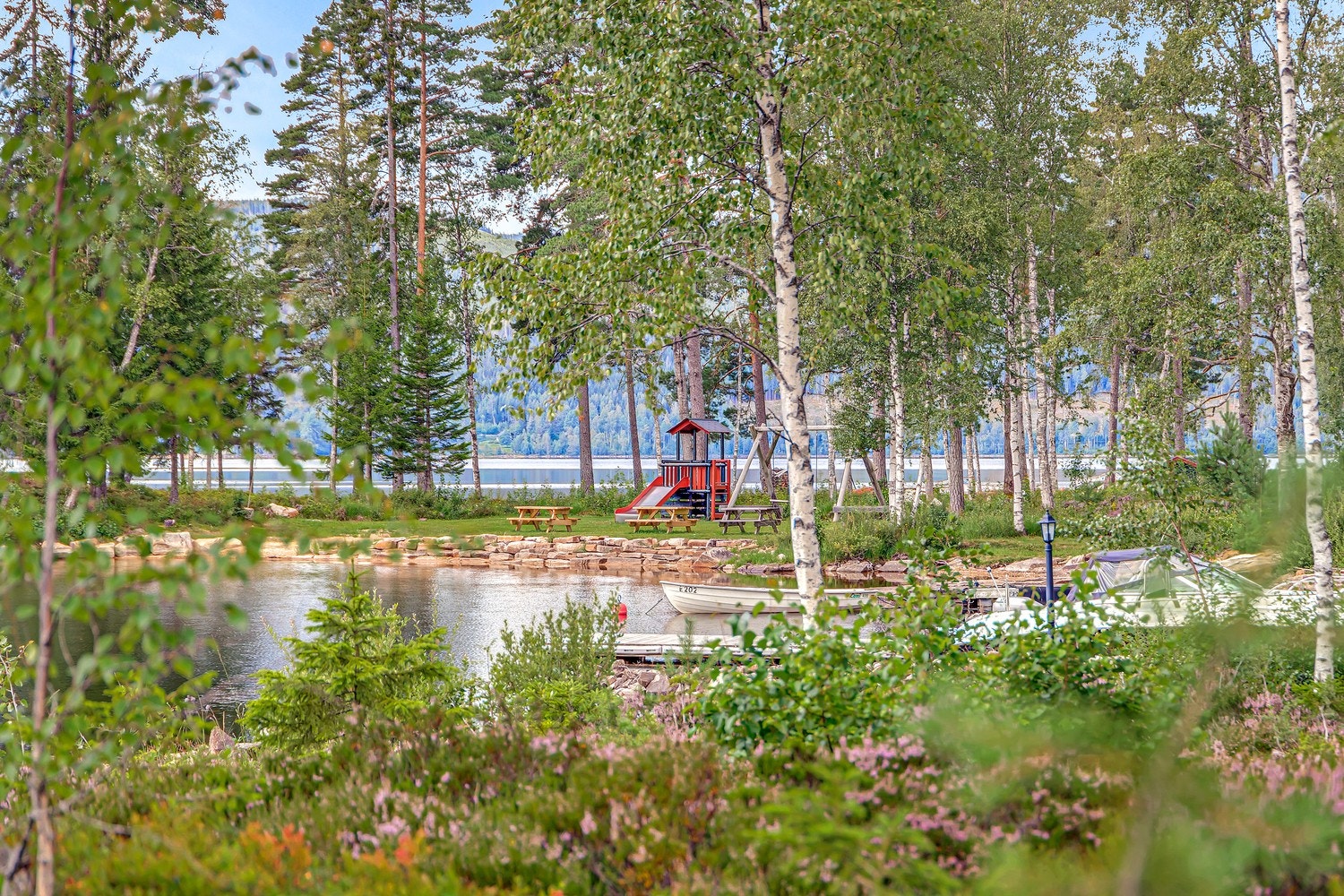 Det er etablert en egen badevik for de meste med tilhørende lekeapparater Galleribilde