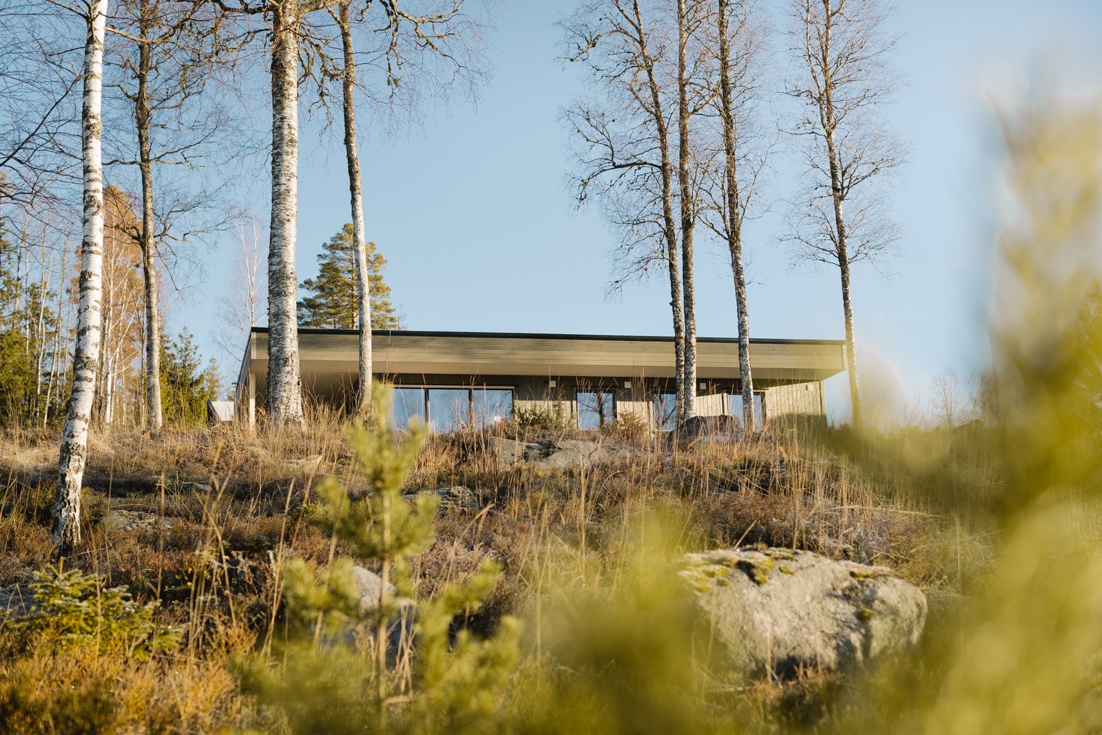 Hytta sett fra stranden på nedsiden av hytta. Bildet er tatt våren 2020. Galleribilde