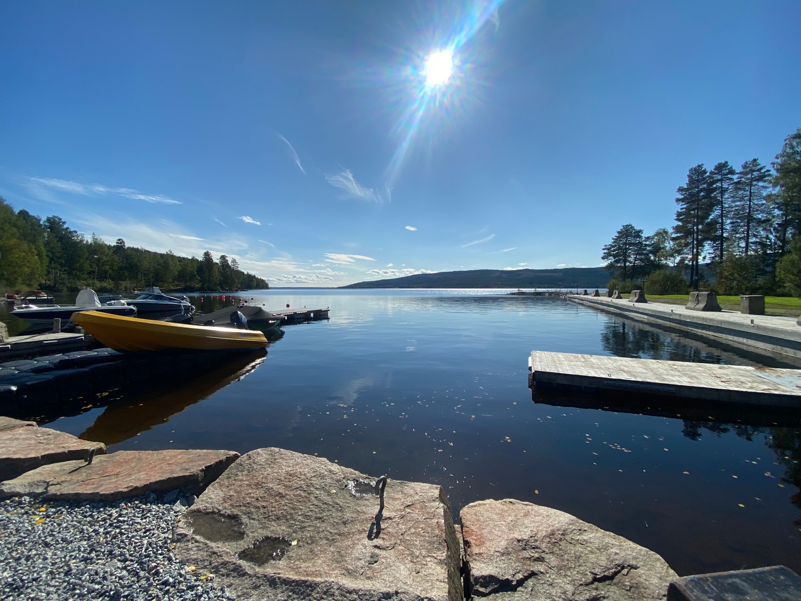 Sommerstemning i båthavna Galleribilde