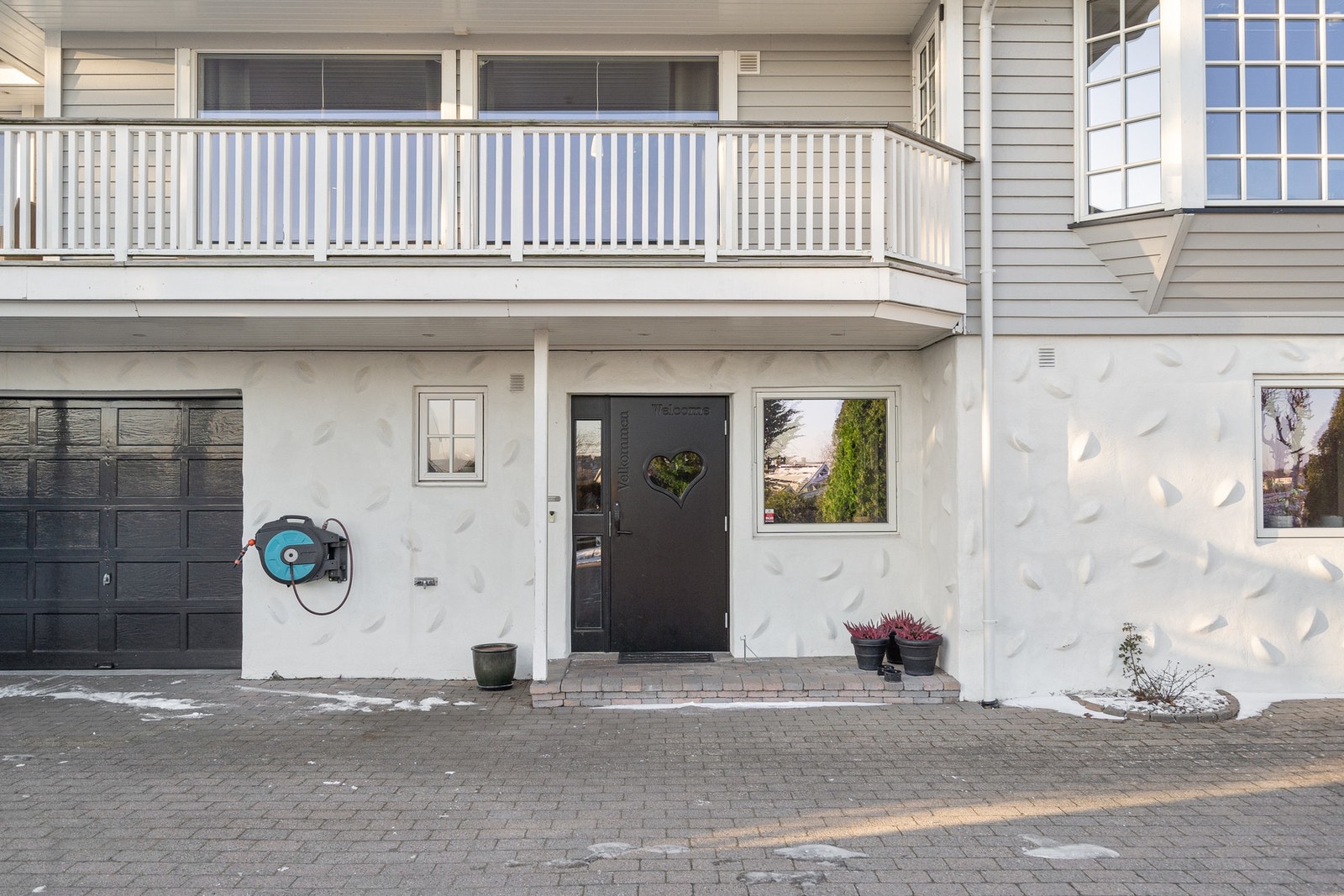 Bak garasjeporten til venstre er det en praktisk bod til snøfreser, verktøy m.m. Galleribilde