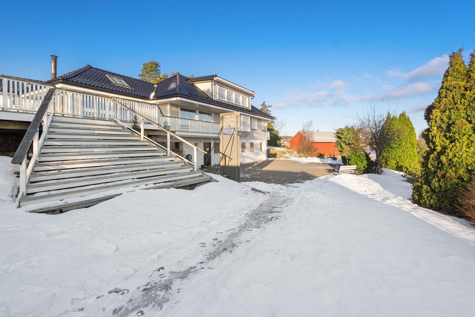 Trapp opp til stor terrasse Galleribilde