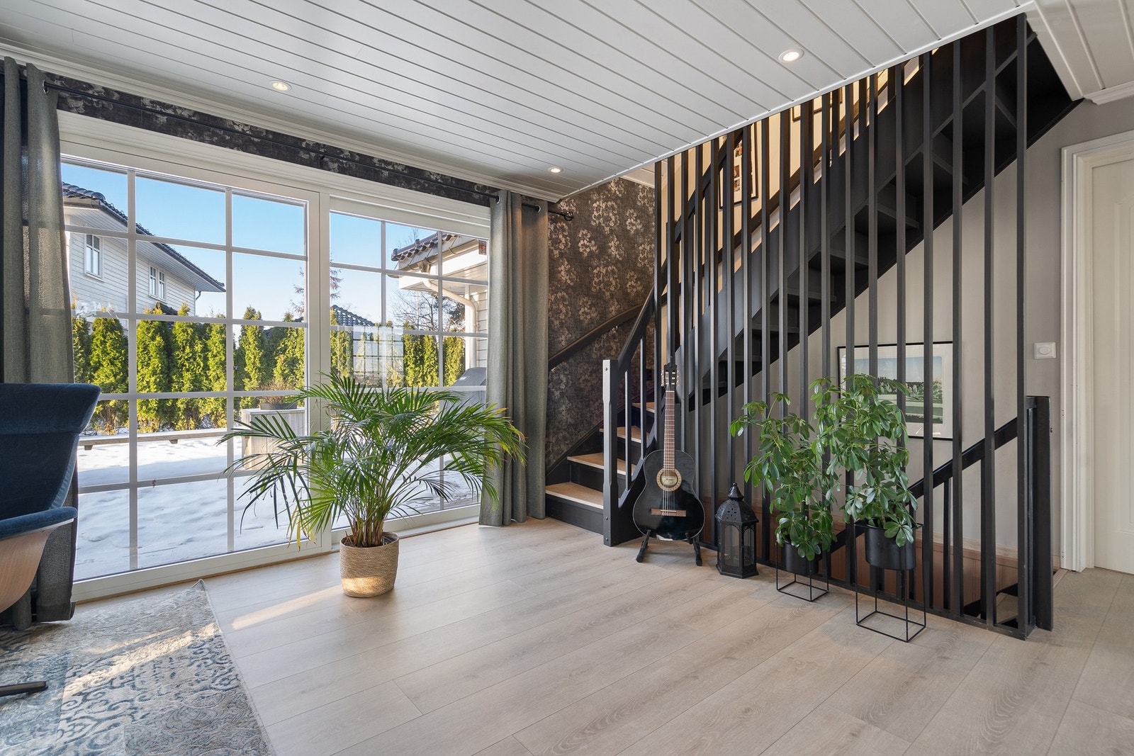 Stor terrassedør ut til hage og terrasse fra stua Galleribilde