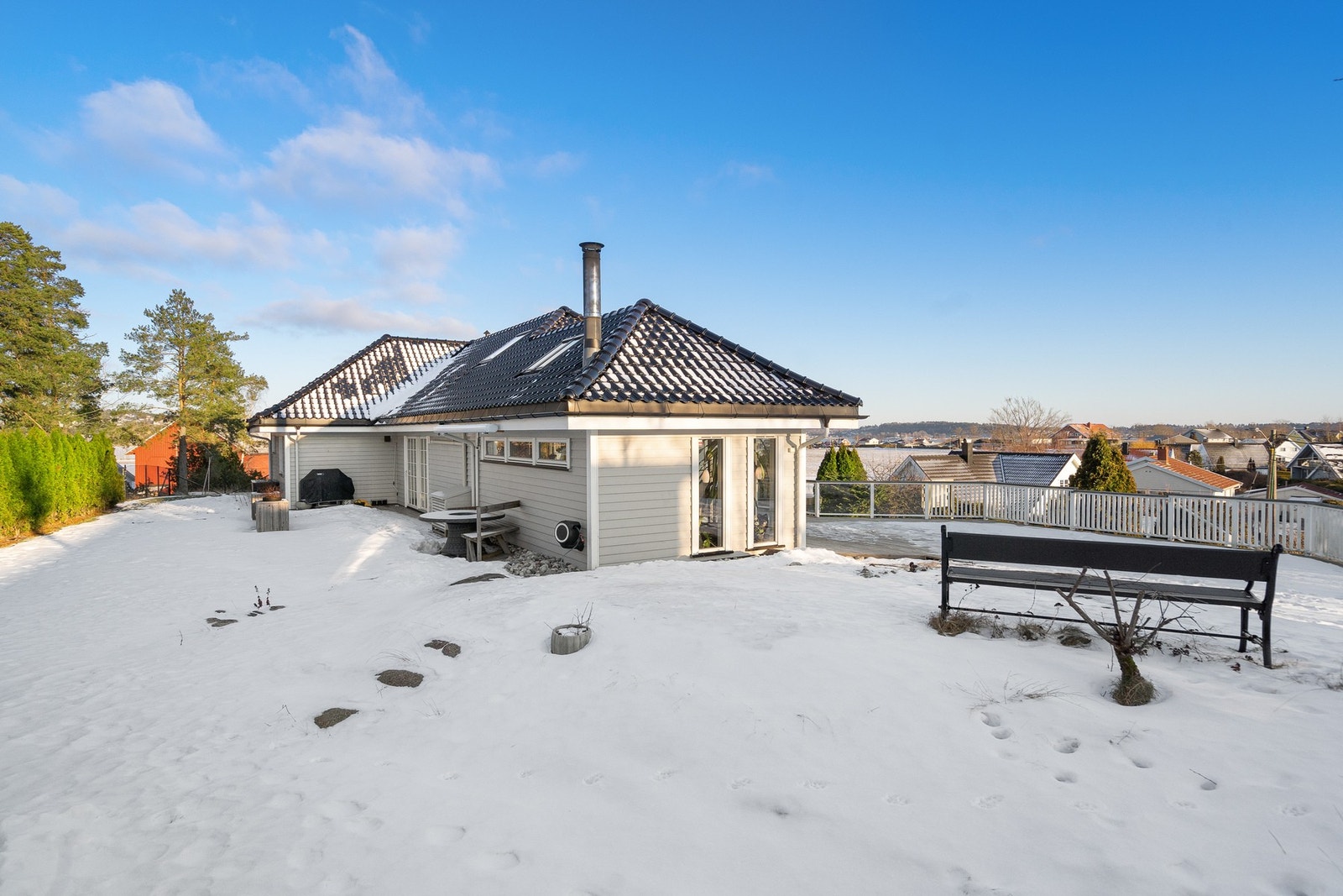 Flott hage mot syd (skjermet) med sol fra morgen til kveld Galleribilde
