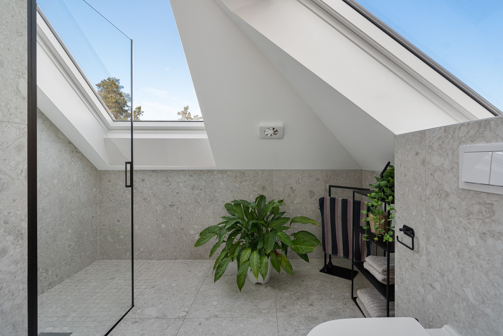 Stilig og meget lekkert baderom med mye lys og god standard Galleribilde