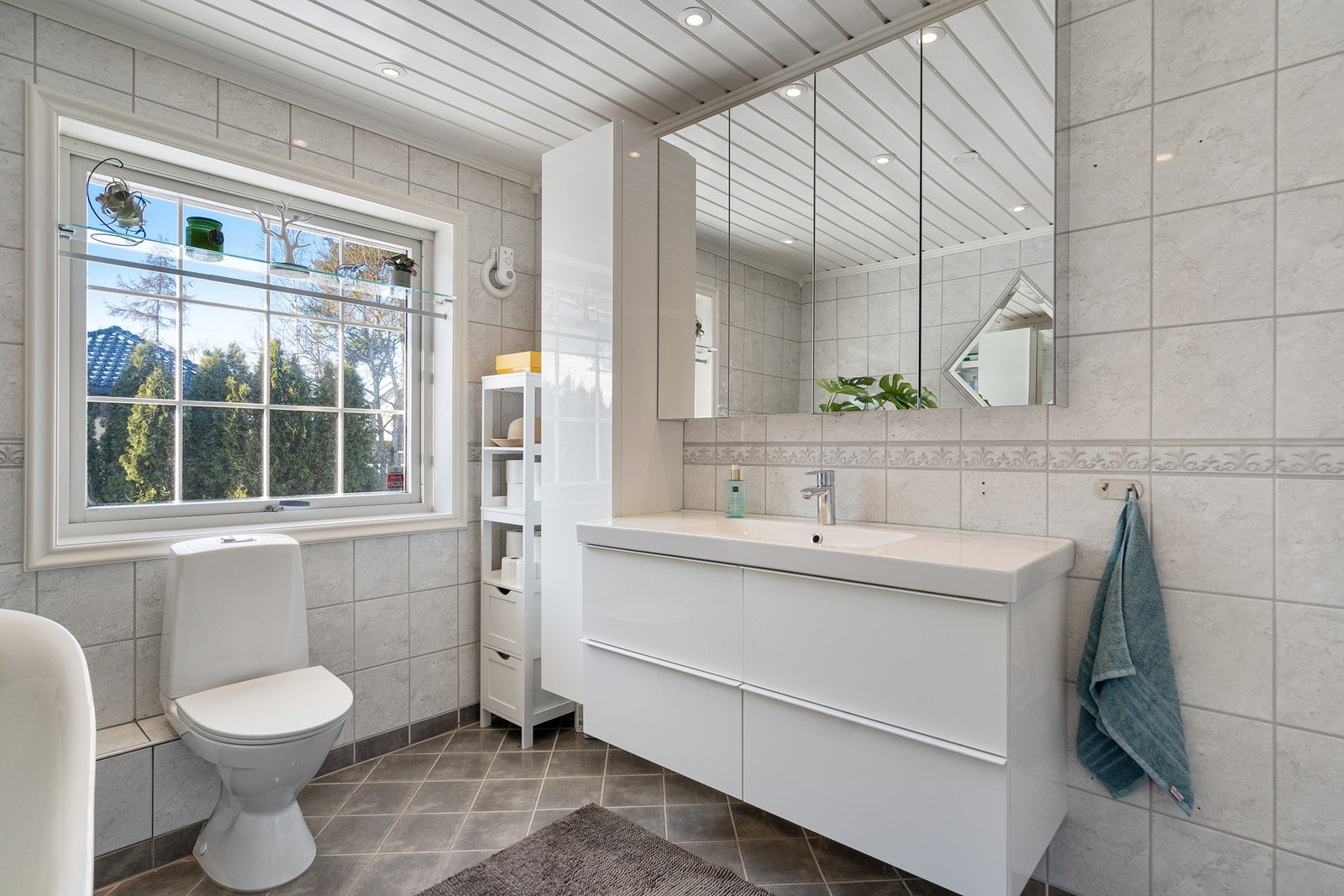 Badet, som er i tilknytning til hovedsoverommet, er delikat og pent innredet Galleribilde