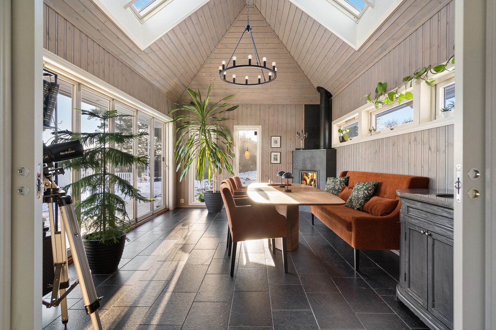 Legg merke til takhøydenog lyset i dette rommet! Galleribilde