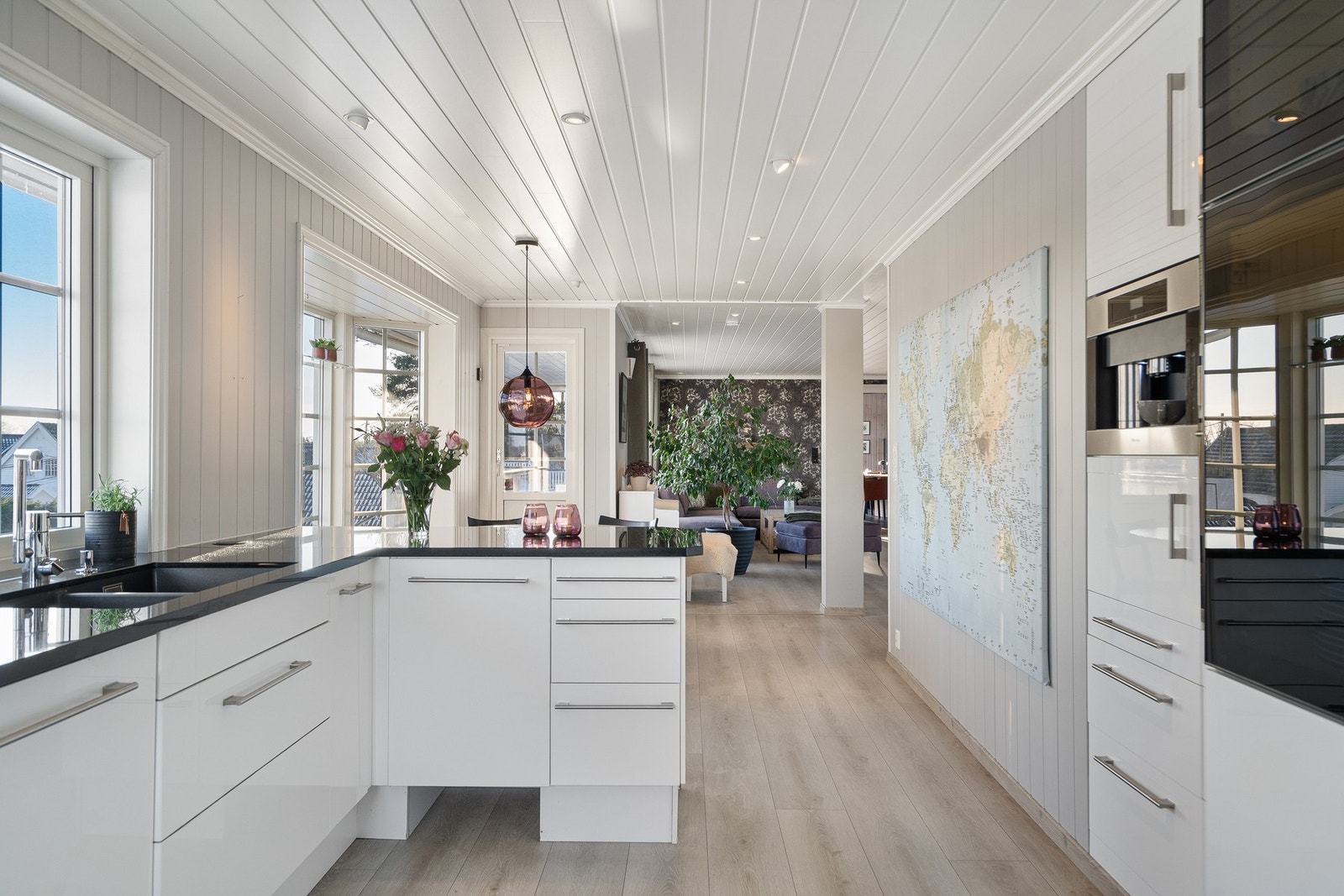 Rommet oppleves som luftig og lyst med fin flyt mot stua Galleribilde