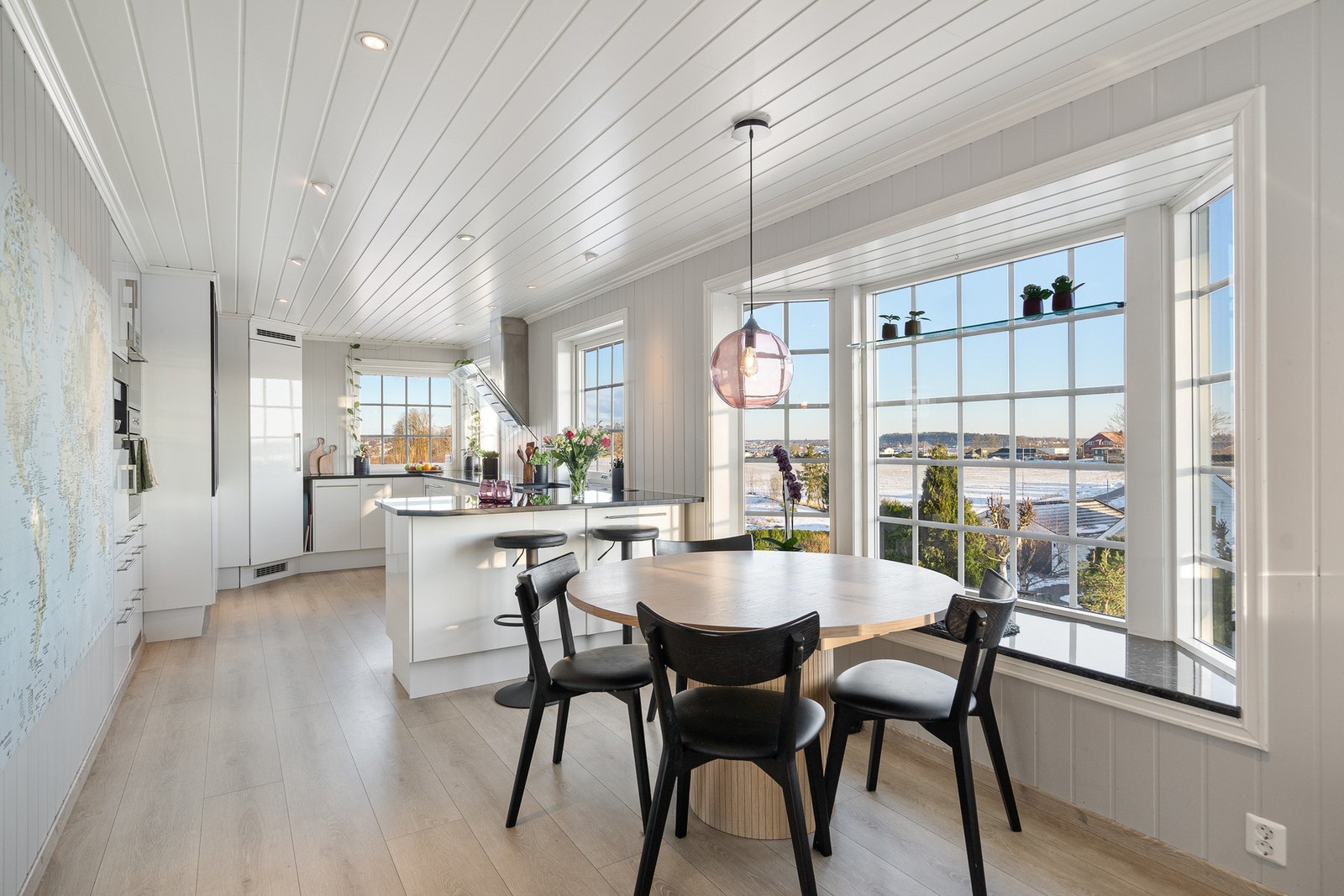 Flott kjøkken med vidstrakt utsikt og nydelige solforhold inn vinduene på morgenen. Galleribilde