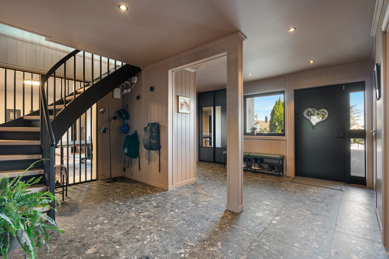 Romslig og praktisk hall/gang med mye skapplass og varme i gulvet Galleribilde