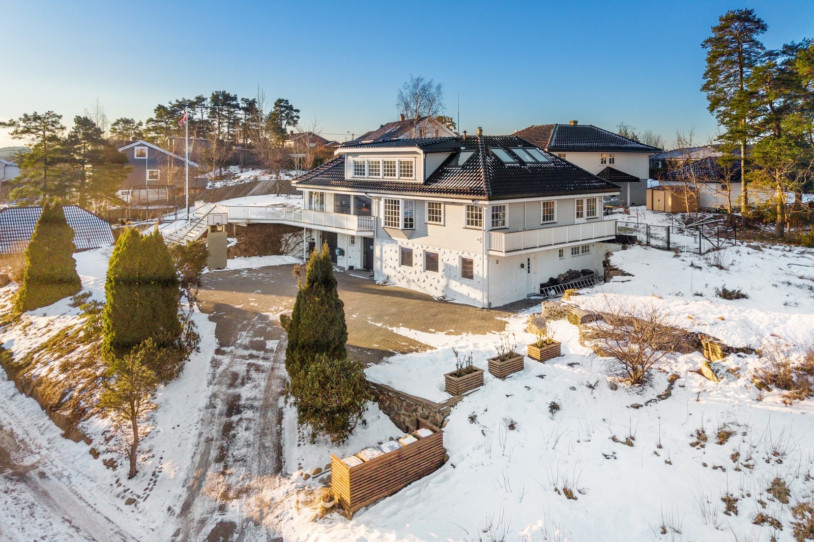 Velkommen til denne høytliggende og særdeles flotte eneboligen på toppen av åsen! Galleribilde