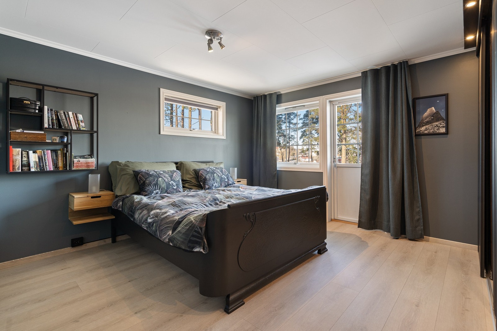 Hovedsoverommet er romslig, med stor garderobe og utgang til luftebalkong Galleribilde